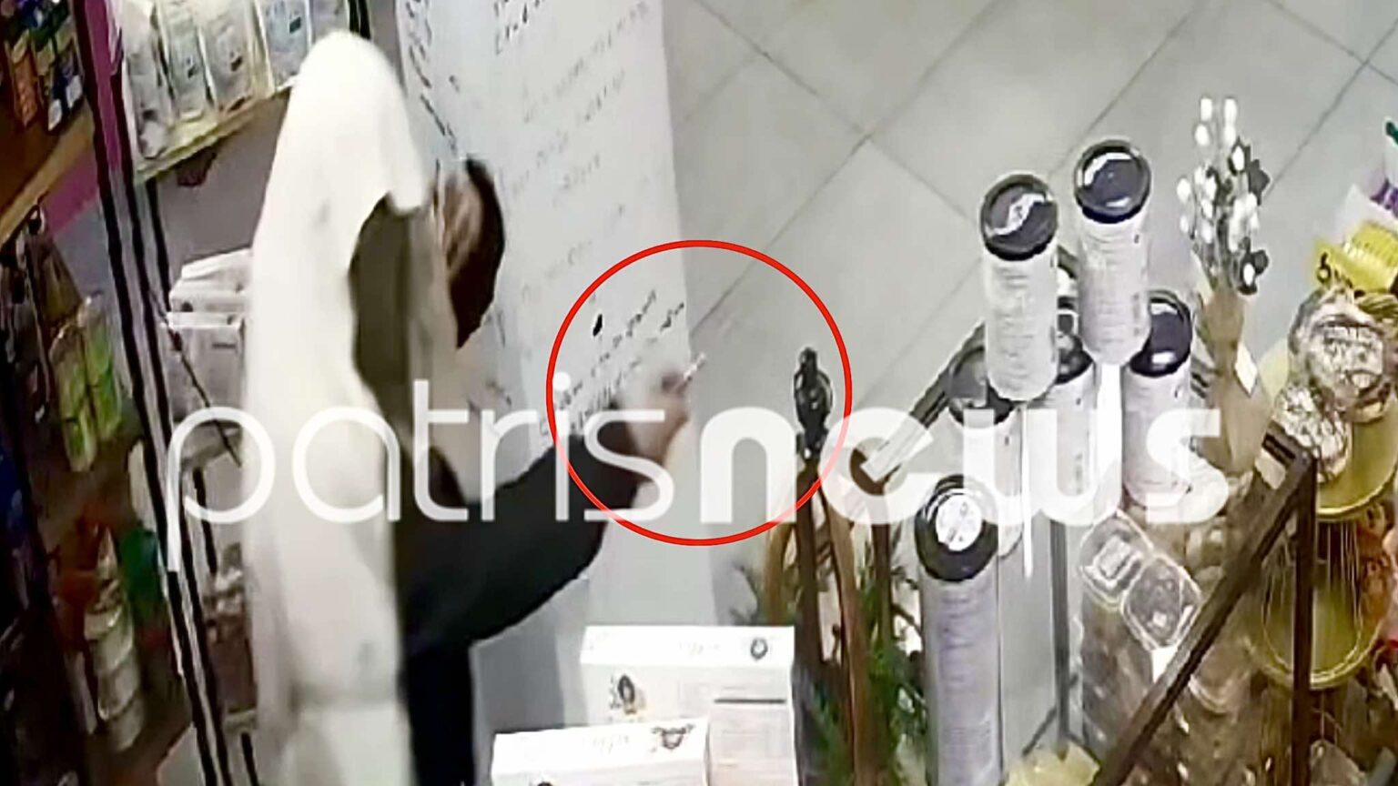 Δυτ. Ελλάδα: Ο πιο "ατζαμής ληστής" - Καλύψε το κεφάλι με πετσέτα, αλλά όλα πήγαν στραβά... ΒΙΝΤΕΟ