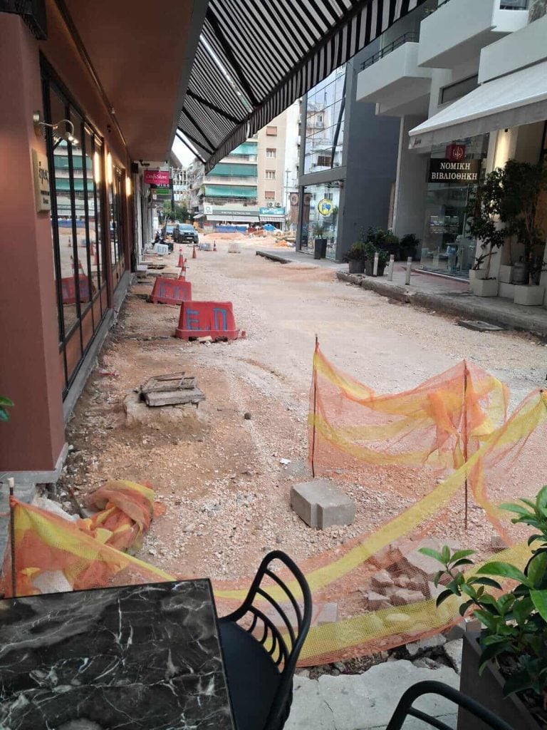 Πάτρα: Αγανάκτησαν οι καταστηματάρχες της Κανάρη - "Ξήλωσαν" το δρόμο και ακόμη περιμένουν πότε θα τελειώσει το έργο! ΦΩΤΟ