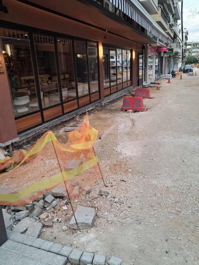 Πάτρα: Αγανάκτησαν οι καταστηματάρχες της Κανάρη - "Ξήλωσαν" το δρόμο και ακόμη περιμένουν πότε θα τελειώσει το έργο! ΦΩΤΟ