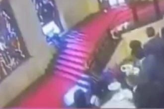 Η viral τούμπα Ιταλού πολιτικού: Έπεσε σε σκάλα και «έσκασε» με το κεφάλι σε σπάνιο βιτρό ΒΙΝΤΕΟ