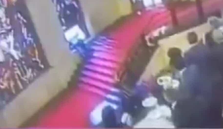 Η viral τούμπα Ιταλού πολιτικού: Έπεσε σε σκάλα και «έσκασε» με το κεφάλι σε σπάνιο βιτρό ΒΙΝΤΕΟ