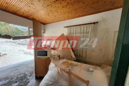 Εικόνες καταστροφής στα Τζουμέρκα: «Ποτάμι» πέρασε μέσα από σπίτι και ξήλωσε τον τοίχο (ΦΩΤΟ)