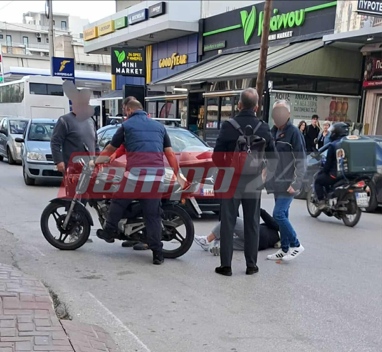 Πάτρα: Σφοδρή σύγκρουση ΙΧ με δίκυκλο - Τραυματίστηκε ο δικυκλιστής