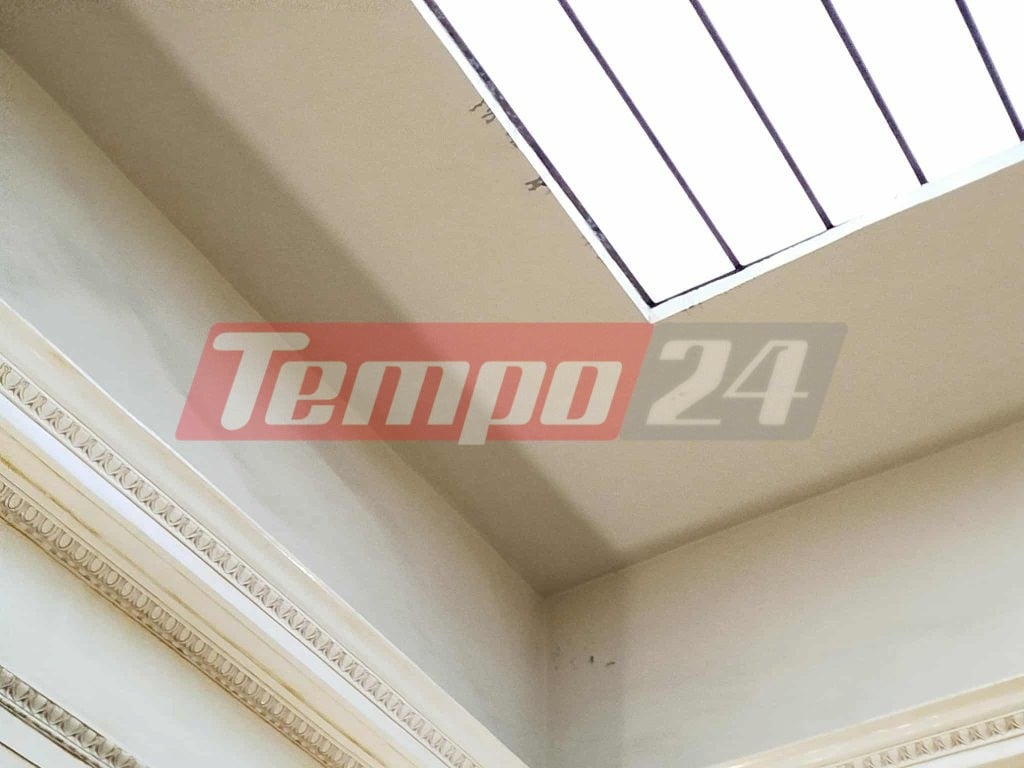 Πάτρα: Η έντονη βροχόπτωση έφερε… κουβάδες στους διαδρόμους των Δικαστηρίων (ΦΩΤΟ)