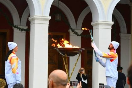Η Ολυμπιακή Φλόγα άναψε στην Πάτρα - Η υποδοχή για τους Χειμερινούς Ολυμπιακούς Αγώνες Milano Cortina 2026 (ΦΩΤΟ-ΒΙΝΤΕΟ)