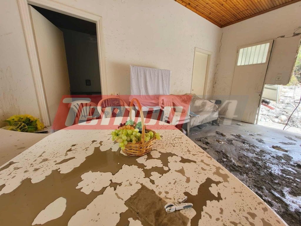 Εικόνες καταστροφής στα Τζουμέρκα: «Ποτάμι» πέρασε μέσα από σπίτι και ξήλωσε τον τοίχο (ΦΩΤΟ)