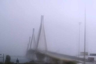 Η ομίχλη «κρύβει» τη γέφυρα Ρίου – Αντιρρίου (ΦΩΤΟ)
