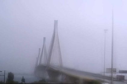 Η ομίχλη «κρύβει» τη γέφυρα Ρίου – Αντιρρίου (ΦΩΤΟ)