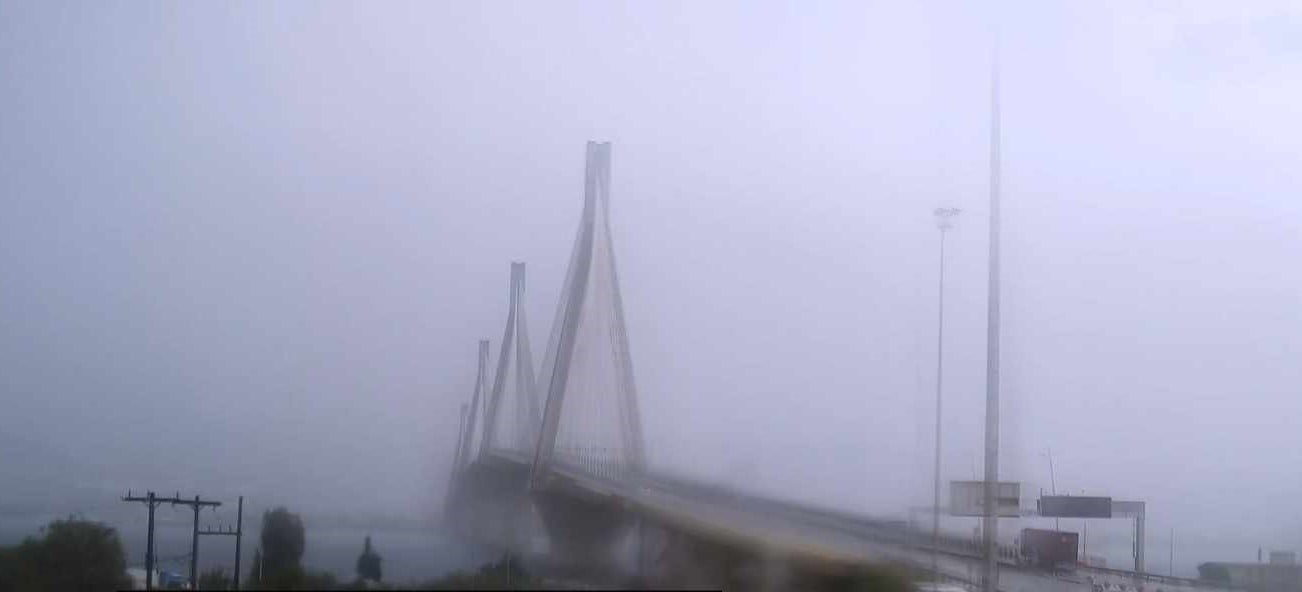 Η ομίχλη «κρύβει» τη γέφυρα Ρίου – Αντιρρίου (ΦΩΤΟ)