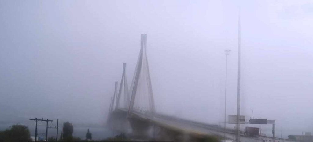 Η ομίχλη «κρύβει» τη γέφυρα Ρίου – Αντιρρίου (ΦΩΤΟ)