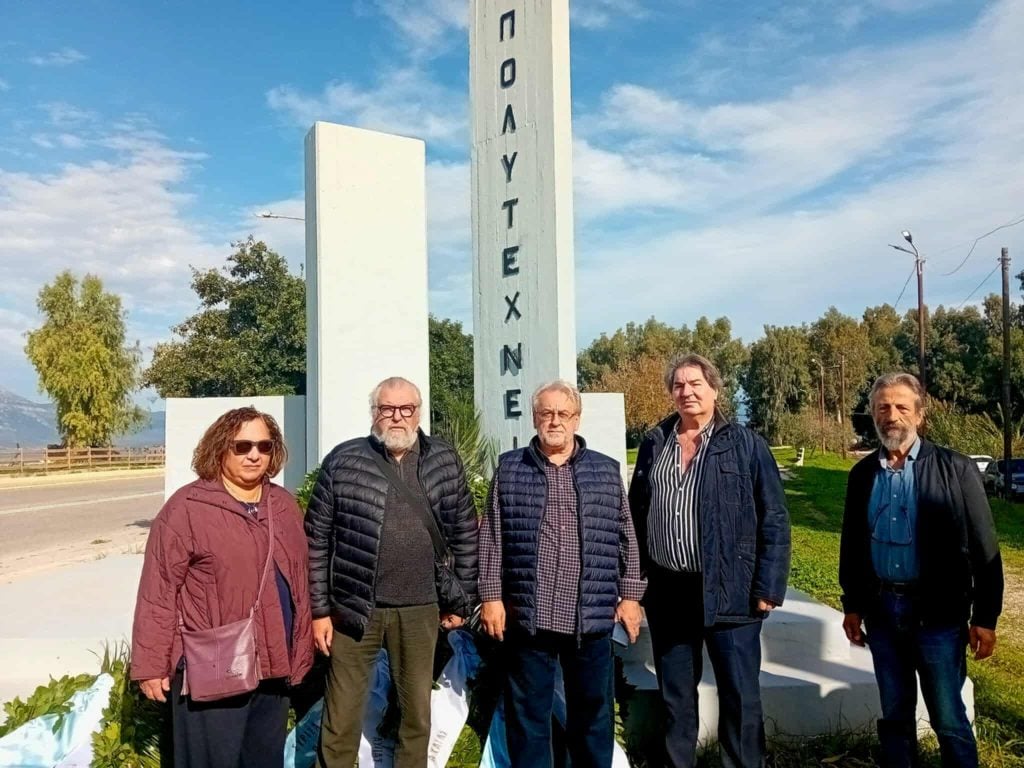 Πάτρα: Καταθέσεις στεφάνων στο μνημείο του Πολυτεχνείου-ΦΩΤΟ