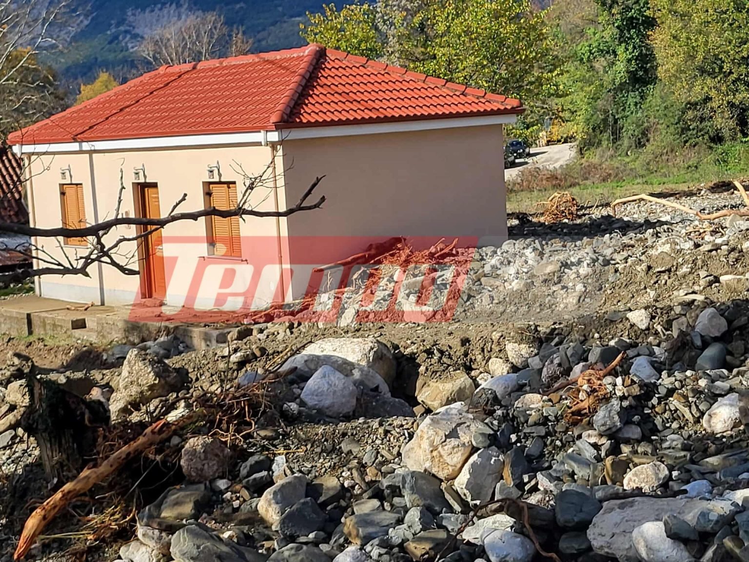 Κακοκαιρία: Σε κατάσταση έκτακτης ανάγκης περιοχές σε Ήπειρο και Καστοριά – Σπίτια κατέρρευσαν και κόπηκαν στη μέση- «Βομβαρδισμενο τοπίο» τα Τζουμέρκα-ΦΩΤΟ