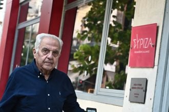 Αλέκος Φλαμπουράρης: Σήμερα η πολιτική κηδεία του – Η επιθυμία της οικογένειας, ποιοι θα εκφωνήσουν επικήδειους