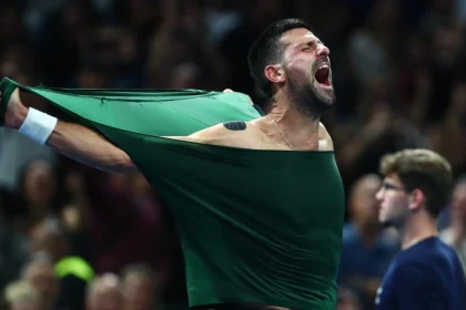 Έσκισε την μπλούζα του μετά τον θρίαμβο στον τελικό της Αθήνας ο Τζόκοβιτς - Φωτογραφίες