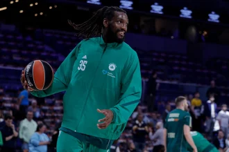 Κένεθ Φαρίντ: Αυτό είναι το μηνιάτικο του Αμερικανού που βγάζει... μάτια με τη φανέλα του Παναθηναϊκού στην Ευρώπη