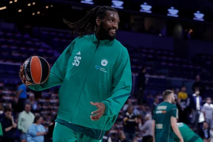 Κένεθ Φαρίντ: Αυτό είναι το μηνιάτικο του Αμερικανού που βγάζει... μάτια με τη φανέλα του Παναθηναϊκού στην Ευρώπη