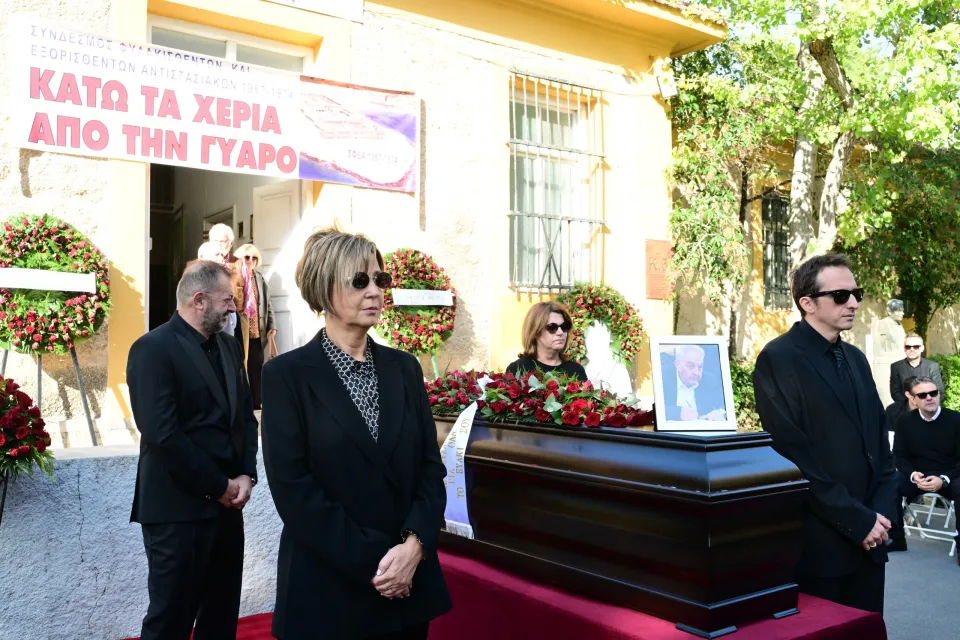 Σε κλίμα συγκίνησης η κηδεία του Αλέκου Φλαμπουράρη