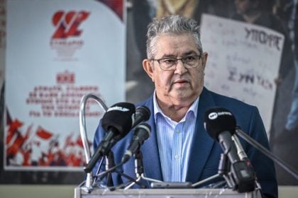 Κουτσούμπας: «Η ακρίβεια σπάζει κόκκαλα» – «Επικίνδυνη» η ενεργειακή πολιτική της κυβέρνησης