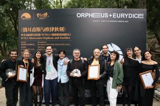 ΔΗ.ΠΕ.ΘΕ. Πάτρας: Παγκόσμια διάκριση για τον σκηνοθέτη Γιώργο Ζαμπουλάκη με το Βραβείο Καλύτερης Παράστασης στο Διεθνές Φεστιβάλ Θεάτρου της Κίνας WTEA