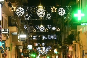 Πάτρα: Άναψε ο διάκοσμος - Φωτίστηκε Χριστουγεννιάτικα η πόλη! (ΦΩΤΟ)