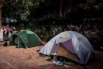 Διπλό φονικό στη Φοινικούντα: Εφοδος της ΕΛ.ΑΣ. σε δύο καταστήματα στην Αθήνα