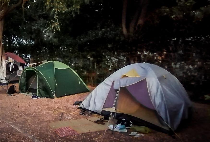 Διπλό φονικό στη Φοινικούντα: Εφοδος της ΕΛ.ΑΣ. σε δύο καταστήματα στην Αθήνα