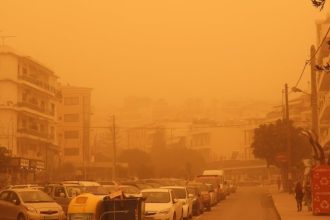 Καιρός: «Θερμή εισβολή με νοτιάδες και υγρασία» - Επιστροφή της αφρικανικής σκόνης από τη Δευτέρα