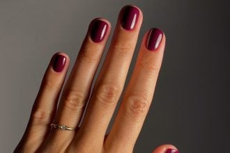 Το «frosted raspberry» μανικιούρ είναι αυτό που θα φοράμε όλο τον χειμώνα