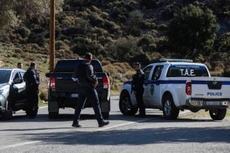 Βορίζια: Οι αστυνομικοί "χτενίζουν" την περιοχή για να βρουν τα όπλα του μακελειού