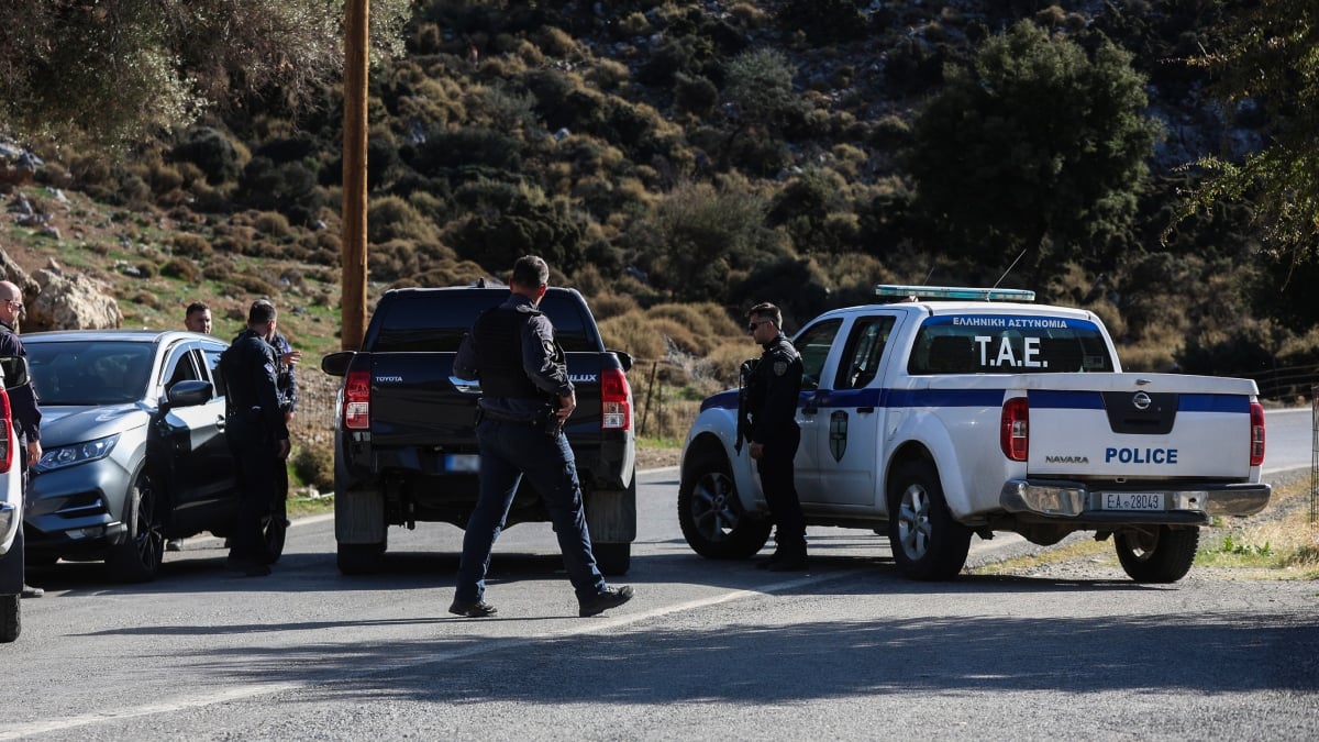 Βορίζια: Οι αστυνομικοί "χτενίζουν" την περιοχή για να βρουν τα όπλα του μακελειού