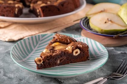 Κέικ σοκολάτας με αχλάδια και φουντούκια