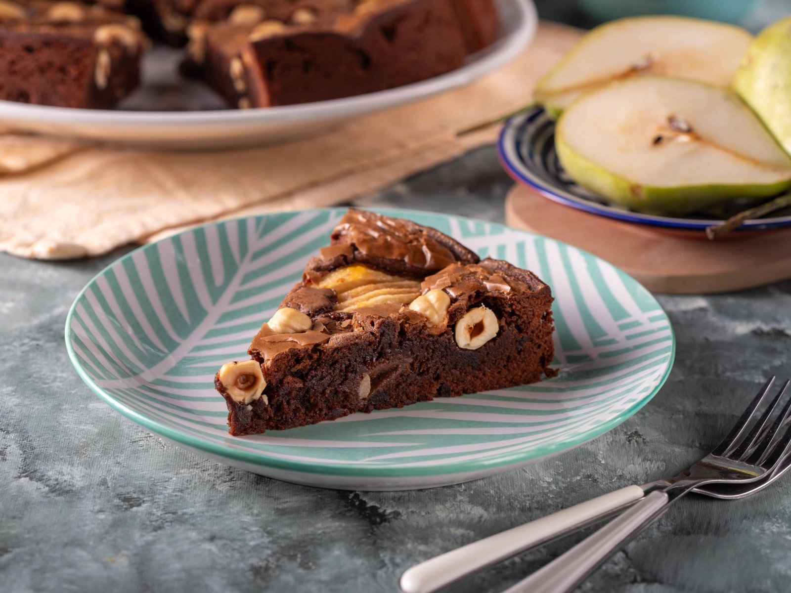 Κέικ σοκολάτας με αχλάδια και φουντούκια