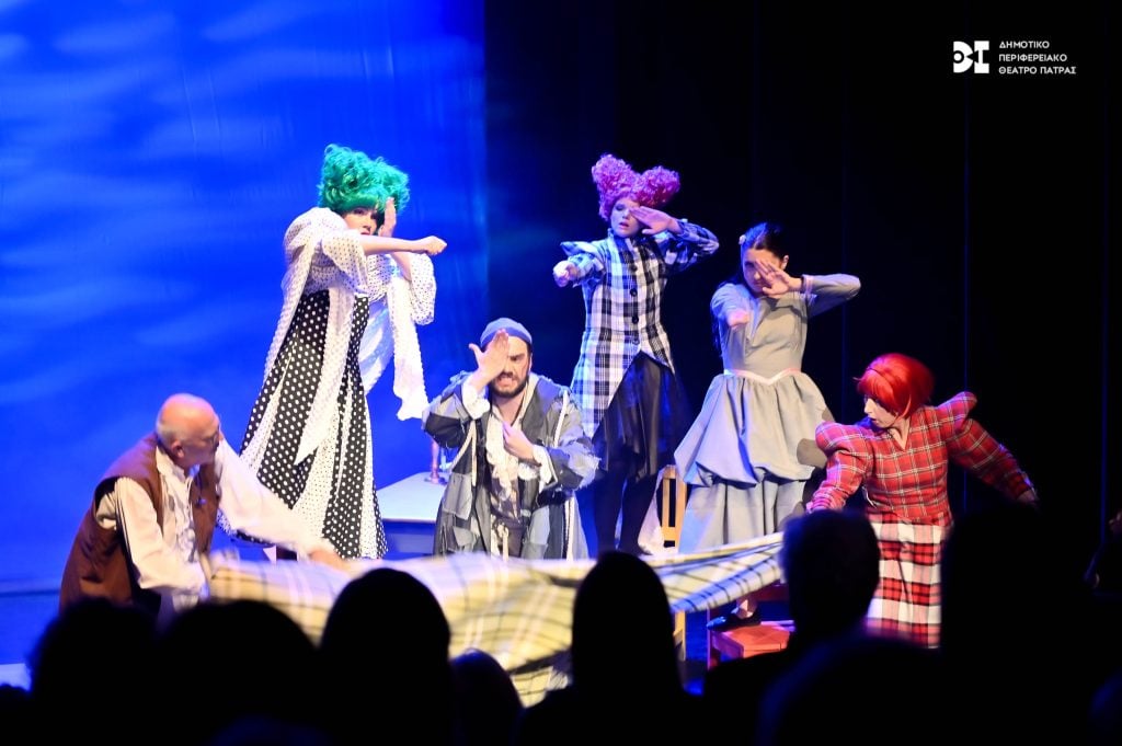 ΔΗ.ΠΕ.ΘΕ. Πάτρας: Με επιτυχία η πρεμιέρα του έργου "Η Πεντάμορφη και το Τέρας  ή Πώς η Άννα φόρεσε τα τρία φουστάνια και μπήκε στα μυστικά δωμάτια"