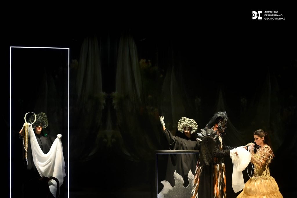 ΔΗ.ΠΕ.ΘΕ. Πάτρας: Με επιτυχία η πρεμιέρα του έργου "Η Πεντάμορφη και το Τέρας  ή Πώς η Άννα φόρεσε τα τρία φουστάνια και μπήκε στα μυστικά δωμάτια"
