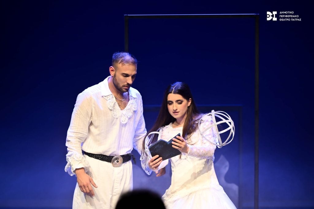 ΔΗ.ΠΕ.ΘΕ. Πάτρας: Με επιτυχία η πρεμιέρα του έργου "Η Πεντάμορφη και το Τέρας  ή Πώς η Άννα φόρεσε τα τρία φουστάνια και μπήκε στα μυστικά δωμάτια"