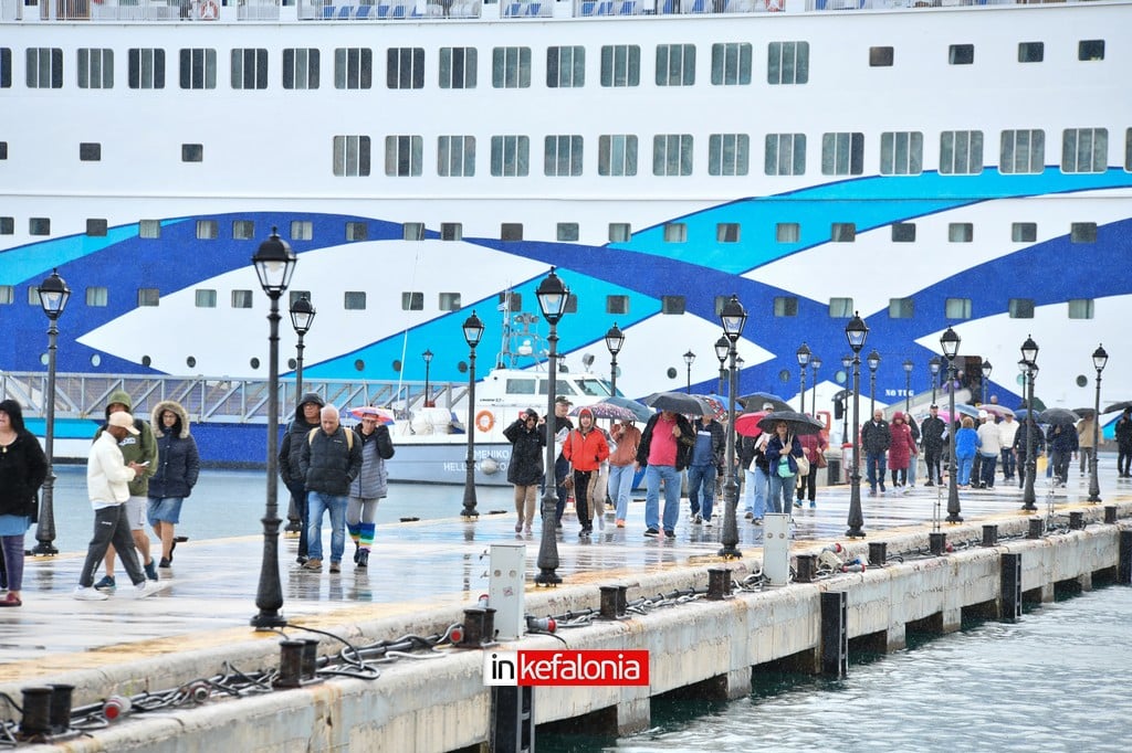 Αργοστόλι: Ένταση για το Crown Iris με Ισραηλινούς επισκέπτες - Άφιξη παρουσία ισχυρών αστυνομικών δυνάμεων από Πάτρα & Αθήνα (ΦΩΤΟ & ΒΙΝΤΕΟ)