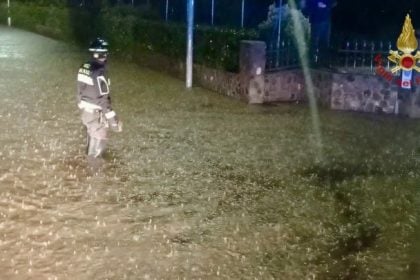 Ιταλία: Κάτοικοι ανέβηκαν στις στέγες μετά την υπερχείλιση ποταμού – Πλημμύρες «κατάπιαν» οικισμούς