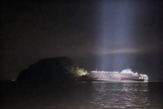 Νότια Κορέα: Χάζευε στο κινητό του και «έριξε» το πλοίο σε ακατοίκητο νησί 