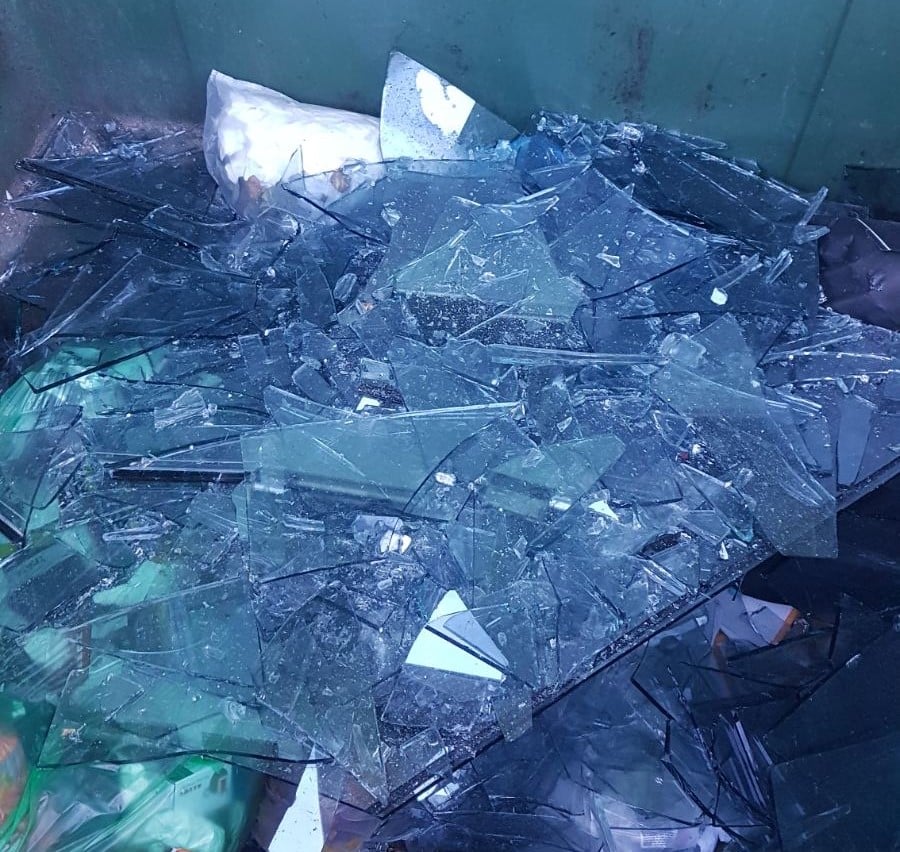 Δήμος Πατρέων: Πρόστιμο σε επαγγελματία για απόρριψη γυαλιών σε κάδο οικιακών απορριμμάτων