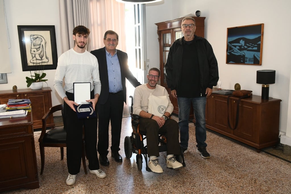 Τον αθλητή της Ολυμπιάδας, Αλέξανδρο Σκουρτή, υποδέχθηκε ο Δήμαρχος Πατρέων