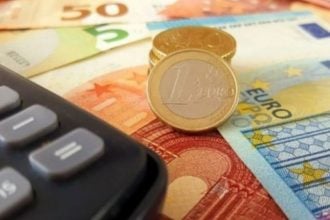 Πυρά κομμάτων για την ακρίβεια – «Η κυβέρνηση πανηγυρίζει επειδή δίνει σχεδόν ένα καφέ το μήνα στους φορολογούμενους»