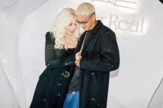 «Δεν ζουν τη ζωή μου» – Η 79χρονη Σερ απαντάει στους επικριτές της για τον 39χρονο σύντροφό της 