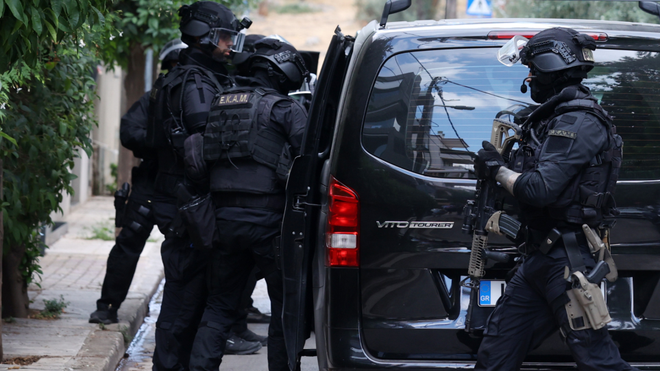 Πάτρα: Μεγάλη επιχείρηση της ΕΛ.ΑΣ - Ανακάλυψαν ναρκωτικά και όπλα μέσα σε σπίτι