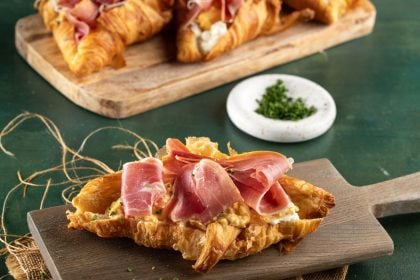 Kρουασάν γεμιστά με scrambled eggs και προσούτο