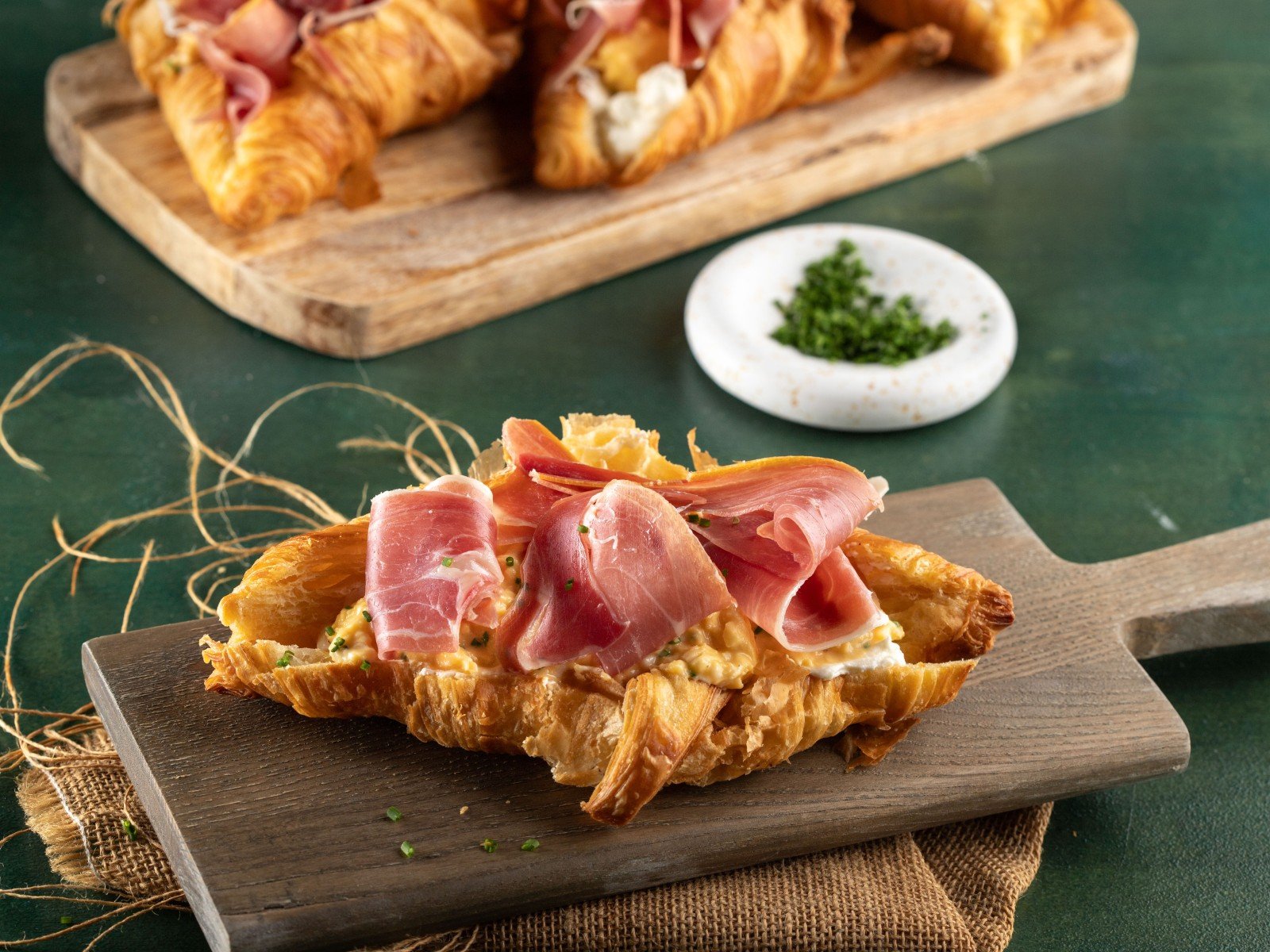 Kρουασάν γεμιστά με scrambled eggs και προσούτο