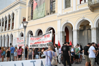 Πάτρα: Μαθητές, γονείς, φοιτητές, εκπαιδευτικοί σήμερα το πρωί στην πλ. Γεωργίου - "Όλοι στους δρόμους για τα παιδιά μας"