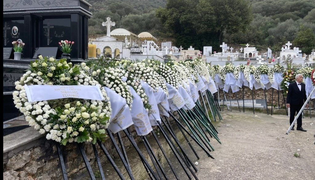 Αμφιλοχία: Σε κλίμα συγκίνησης το τελευταίο «αντίο» στον πατέρα του Νίκου Χαρδαλιά