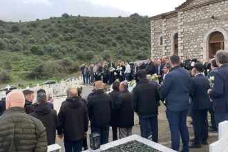 Αμφιλοχία: Σε κλίμα συγκίνησης το τελευταίο «αντίο» στον πατέρα του Νίκου Χαρδαλιά