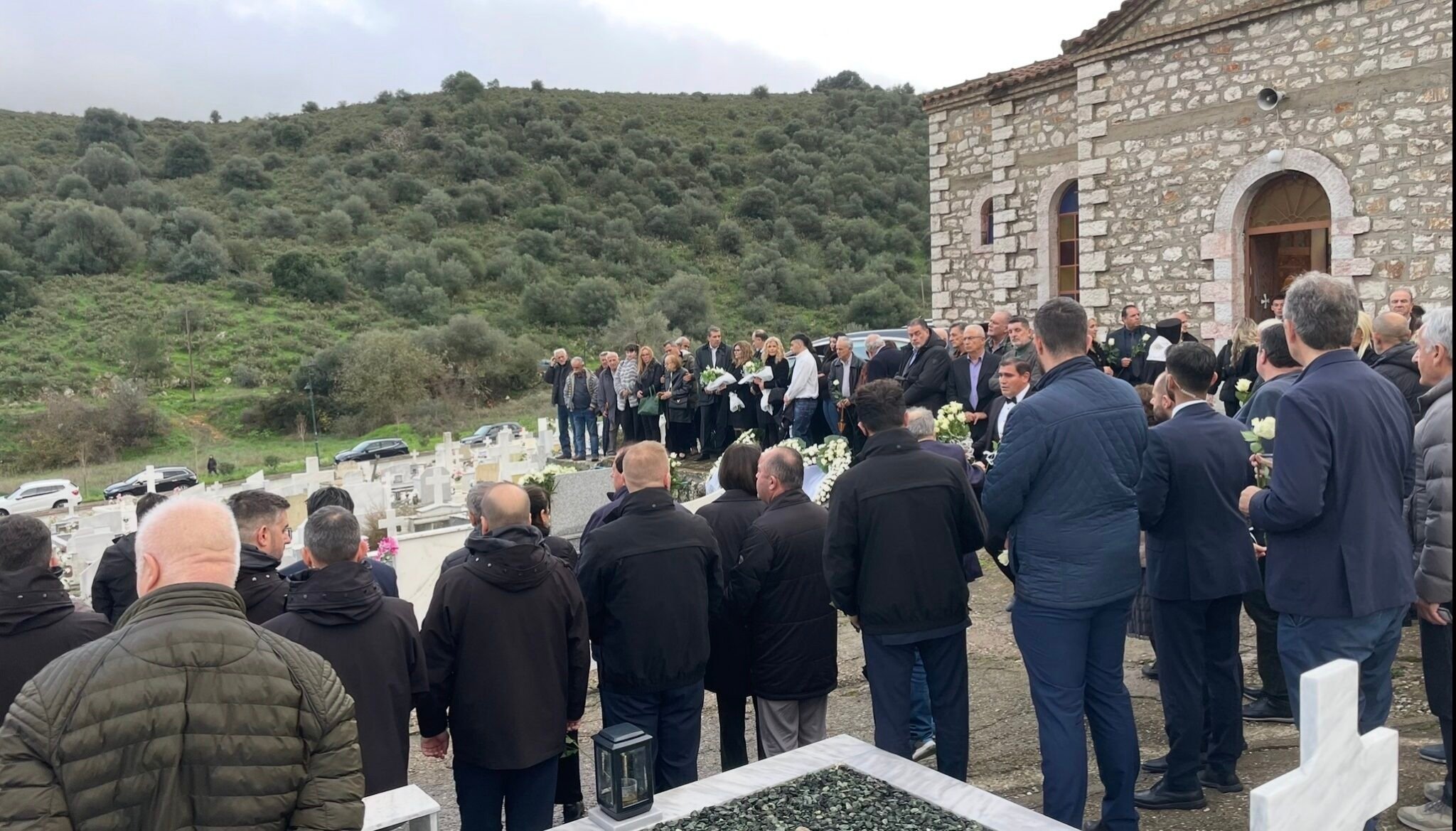 Αμφιλοχία: Σε κλίμα συγκίνησης το τελευταίο «αντίο» στον πατέρα του Νίκου Χαρδαλιά