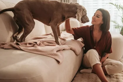 Τι μπορεί να αισθάνεται ο σκύλος μας όταν μας ακολουθεί παντού στο σπίτι